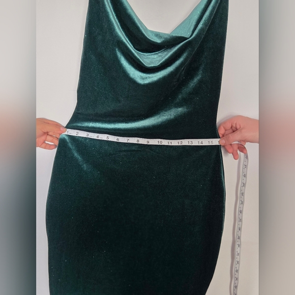 Elegant Green Velvet Dress - Picture 6 of 7